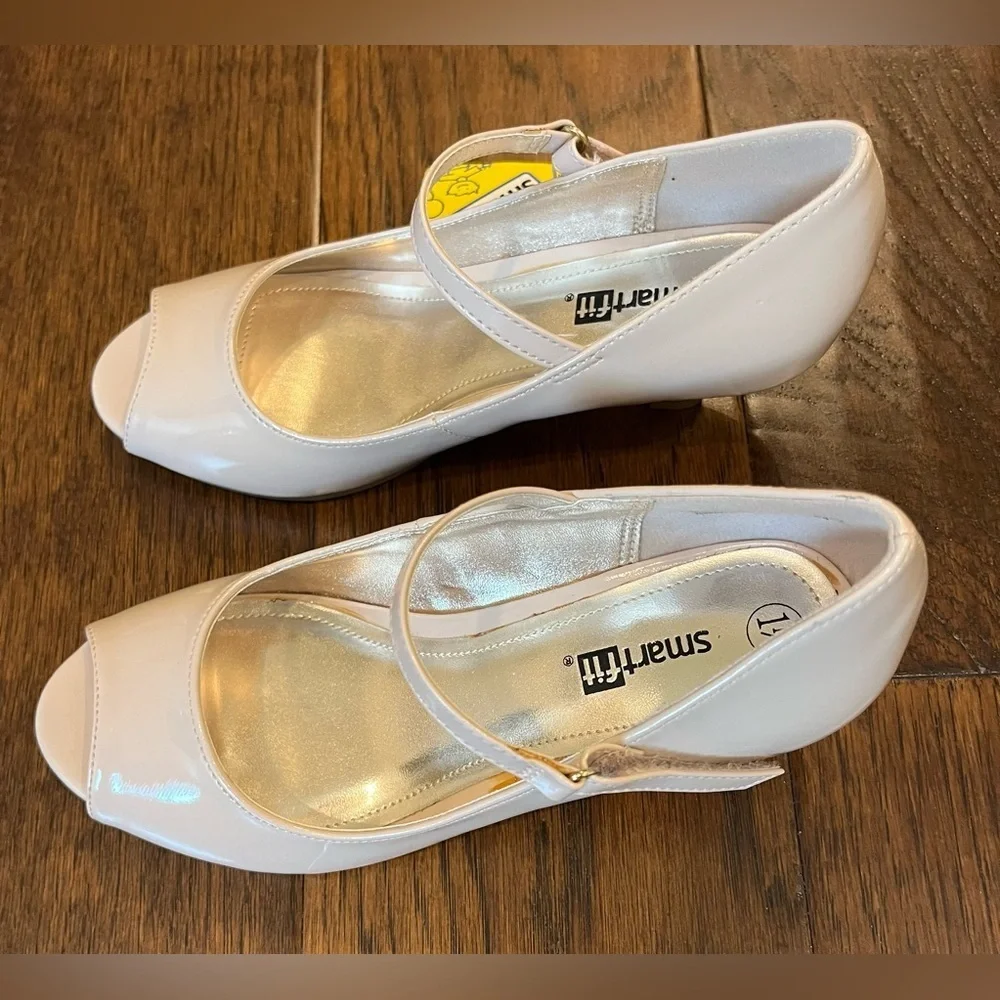 NEW SmartFit Cream Patent Peep-Toe Dress Shoes Mary Jane Heels Adjustable 1.5